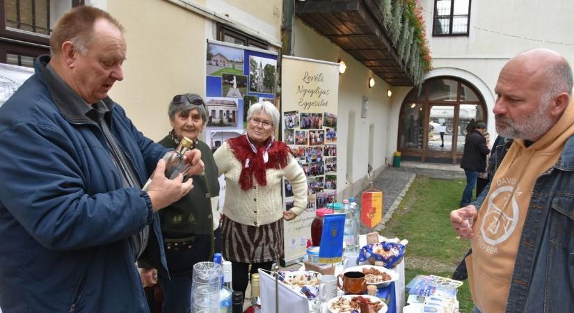 Simon-Júdás napi vásári forgatag az óvári Cselley-házban