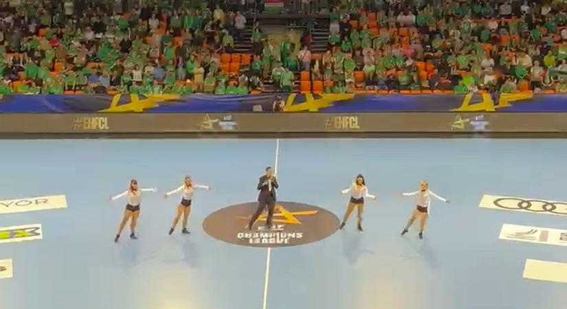 Az Audi ETO mérkőzésének szünetében tartott előadást a győri színház - videó