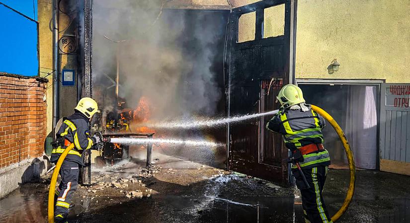 Munkácson kigyulladt egy garázs