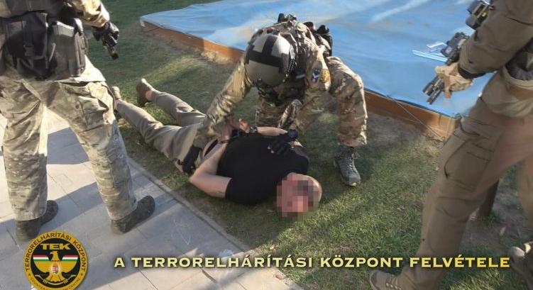 Körözés alatt állt az óvodába késsel berontó férfi, kábítószert és szamurájkardot is találtak a kocsijában