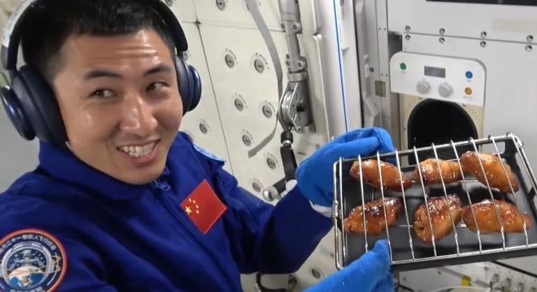 Elképesztő grillparti rendeztek a kínaiak az űrben, és ez most már mindig így lesz