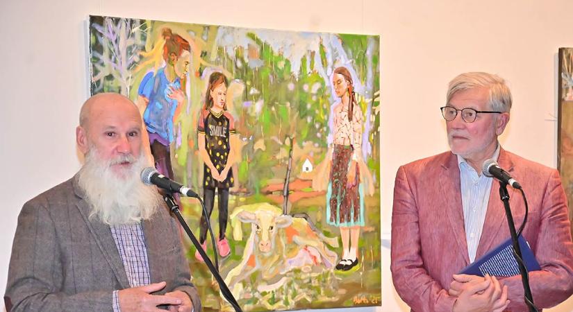 Letűnt állatok, önarckép búcsúzó fecskékkel – Két hónapig láthatók Bukta Imre képei Kőszegen