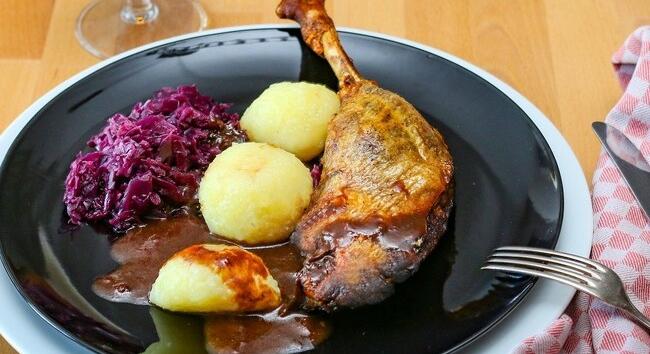 Ünnepi Márton-napi lakoma – így készül a klasszikus libasült vörösboros káposztával