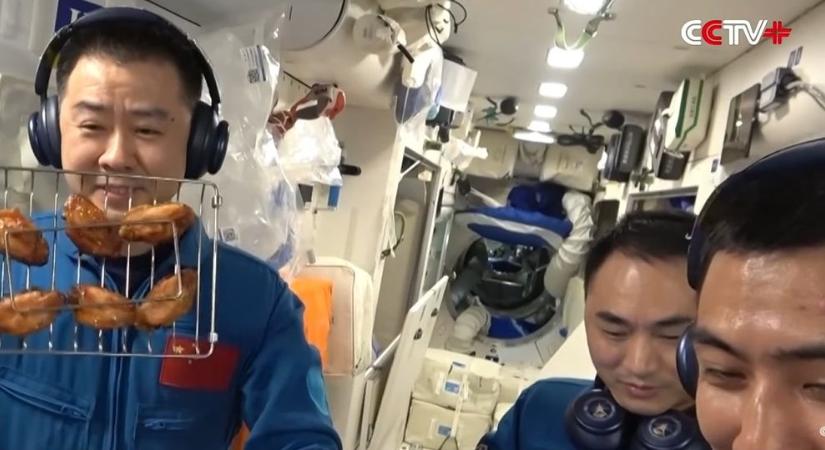 BBQ a világűrben: csirkeszárnyat és steaket sütnek a kínai űrállomáson