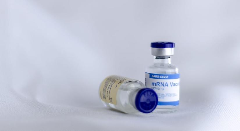 Úgy néz ki, tovább élnek azok a tüdőrákos és melanomás betegek, akik mRNS alapú Covid-védőoltást kaptak