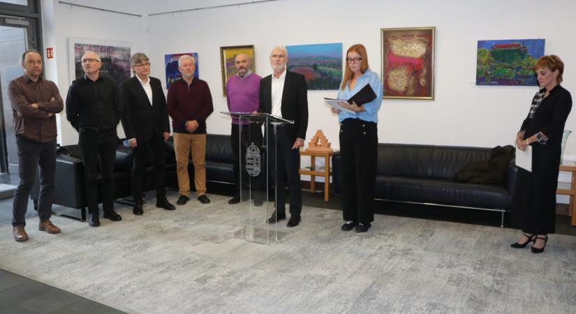 A munkácsi vár új fényben – Ihor Lucenko kiállítása az ungvári főkonzulátuson