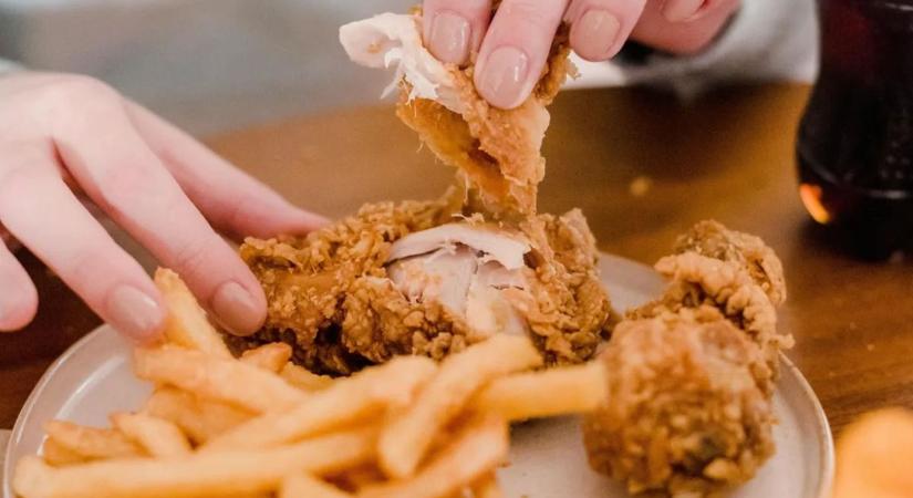 Tollas csirkét szolgáltak fel egy kecskeméti gyorsétteremben