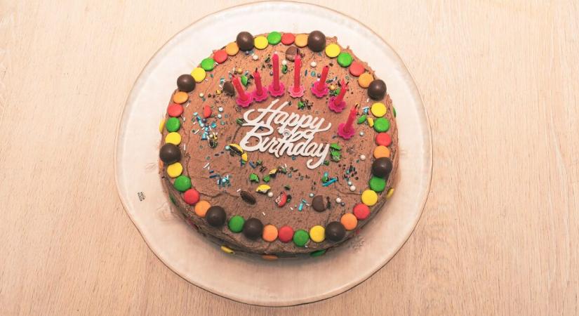 Egy anya felháborodott, mert kizárták örökbefogadott gyermekét a családi buliból