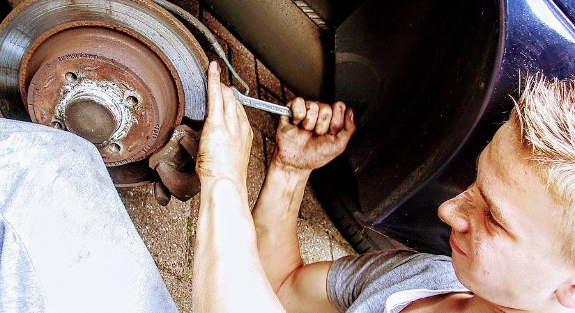 Hobbiból bütyköli az autót az udvarán? Börtön is lehet belőle!