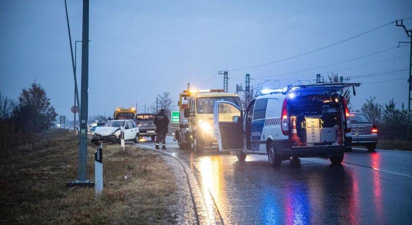 Esett egy kis eső, máris jött a baleset: csúnya karambol az 57-es úton