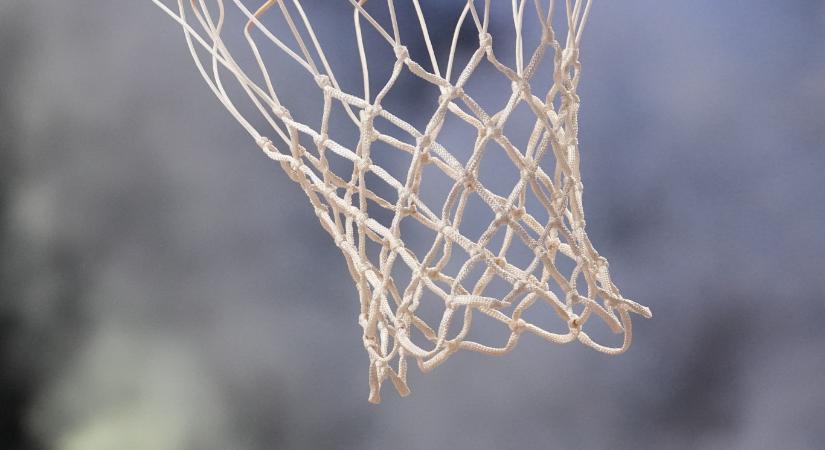 A ZTE kitiltott két szurkolót, miután már kirúgta a szurkolót verő kosarast