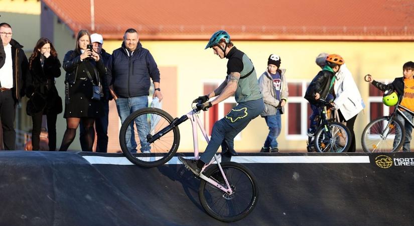 Használatba vehették az új pumpapályát a fiatalok