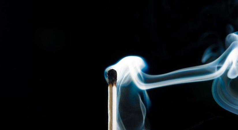 Gáztűzhelyen hagyott sütőben füstölt az olaj - majdnem kigyulladt a keszthelyi lángossütő bódé