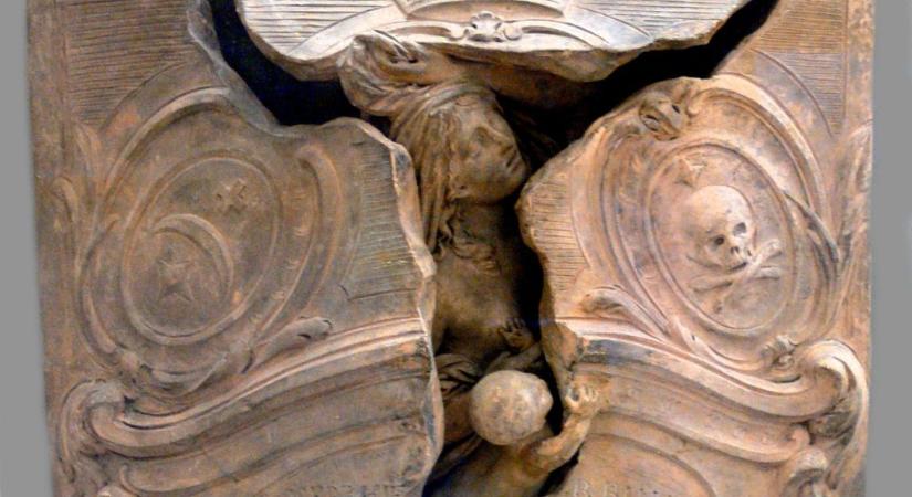 Egy szülés közben elhunyt anyának állít emléket Svájc kettétört síremléke