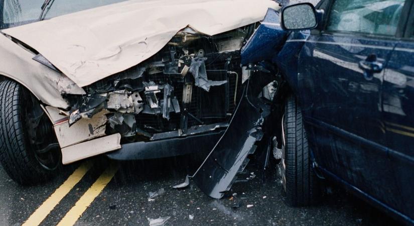 Nincs vége: újabb karambol, ezúttal Kenderes és Bánhalma között, mentők száguldottak a helyszínre