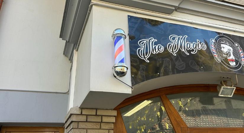 Mi az a színes forgó oszlop a barber shopok bejáratánál? Utánajártunk! – videó