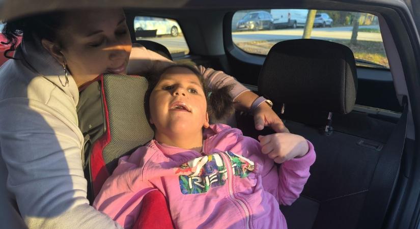 Új remény az éberkómás kislánynak: speciális kezelés segíthet Kingának fotók, videó