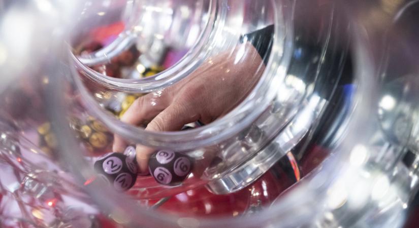 Kihúzták az ötös lottó nyerőszámait, több mint egymilliárd forint volt a tét