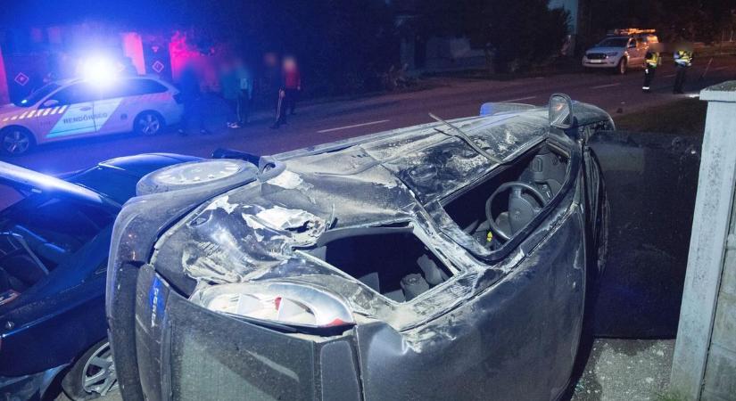 Őrület ez az este, és valakinek drága lesz: parkoló autókba csapódott egy sofőr Pécsen