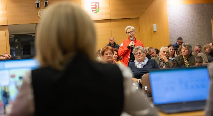 Elképesztő szavakkal sértette végig szavazóit Szücsné Posztovics Ilona a közmeghallgatáson