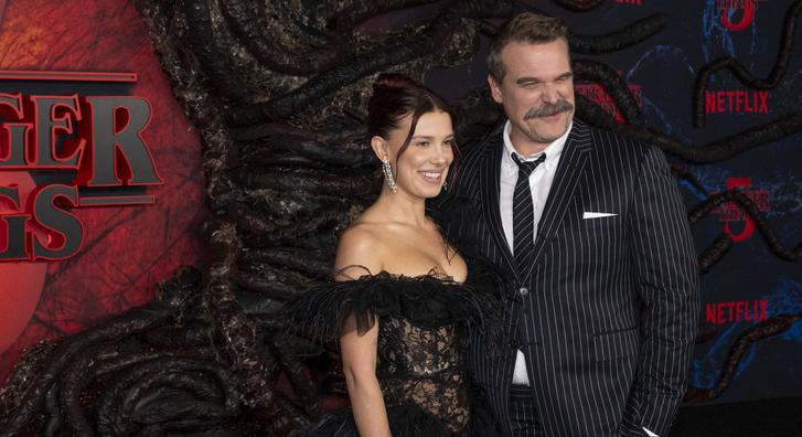 A testbeszéd-szakértő szerint nem volt teljesen őszinte Millie Bobby Brownék viselkedése a Stranger Things permierjén