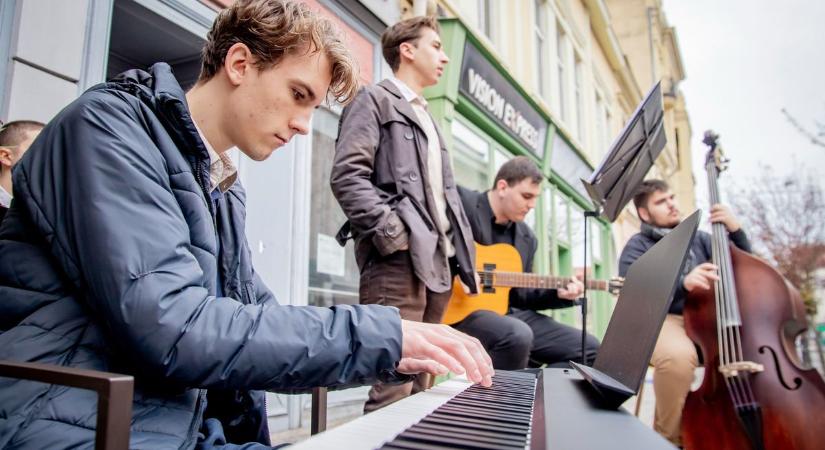 Videón a belvárosi őrület! - Bárki színpadra léphetett a három új utcazenei színpadon egész nap