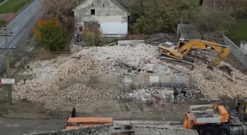 Veszélyeztette a járókelőket, porig rombolták a titeli evangélikus templomot (Videóval)