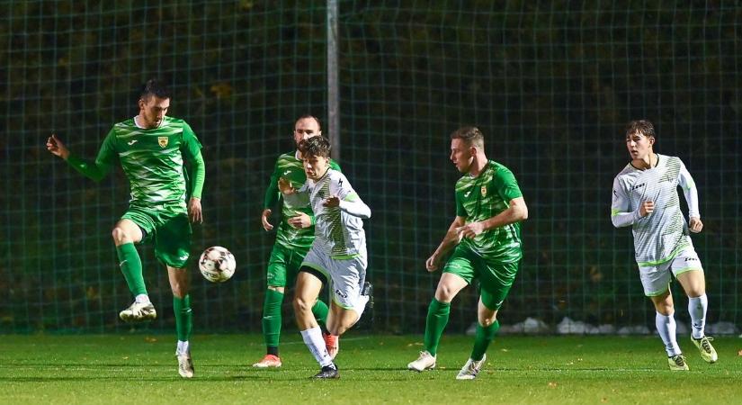 Elájult az egyik játékos a vasi focimeccsen - Félbeszakadt a Vép-Szarvaskend