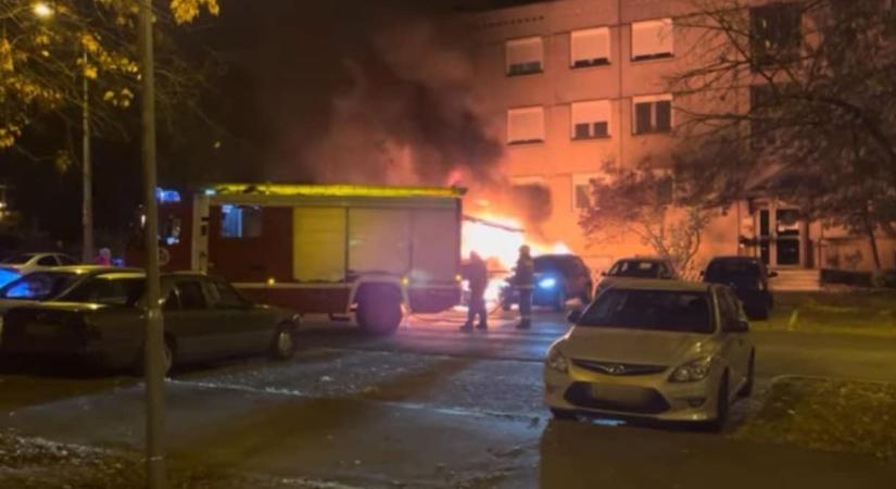 "Az emeletig értek a lángok" – Brutális tűz a Centenáriumi lakótelepen, aggódnak a helyiek – videóval