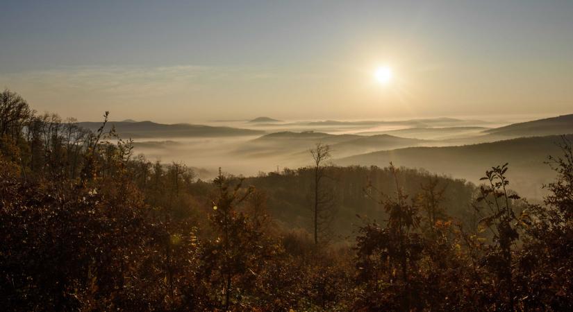 Kettészakad az ország, nyugaton már kisüt a nap, keleten záporok rondítják a vasárnapot