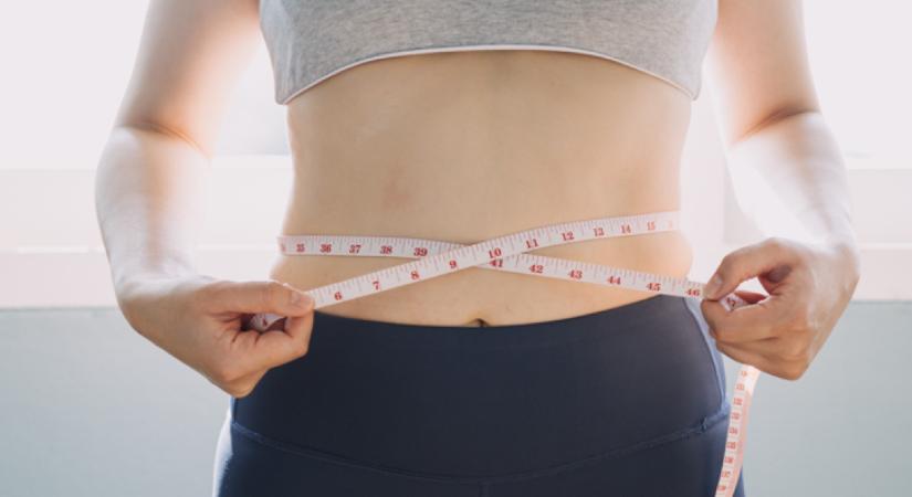 Hihetetlenül egyszerű trükk a has körüli zsír ellen – mindössze 2x2 perc