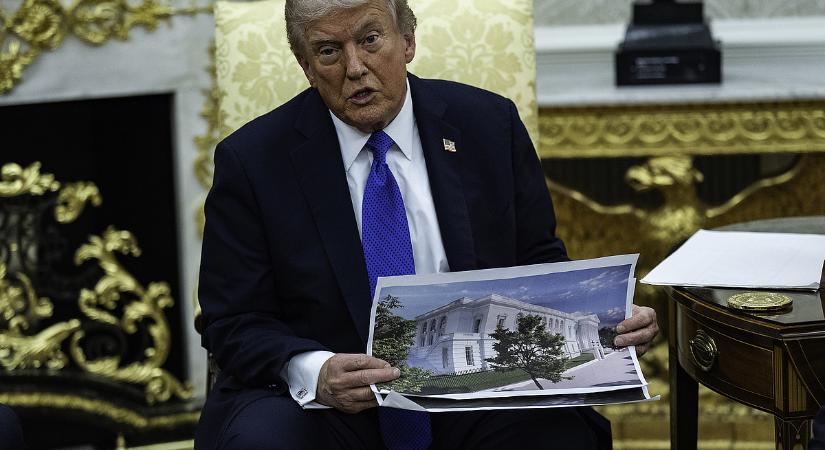 Látványos fotókon, ahogy Trump fényűző báltermet szuszakol a félig ledózerolt Fehér Házba