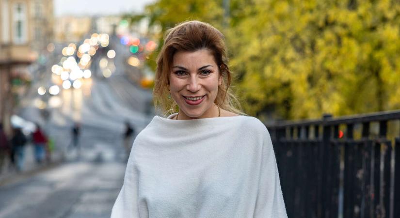 „Nem rendőrök vagyunk, akik limitálni akarják a szexiséget" – Interjú Magyarország első intimitáskoordinátorával