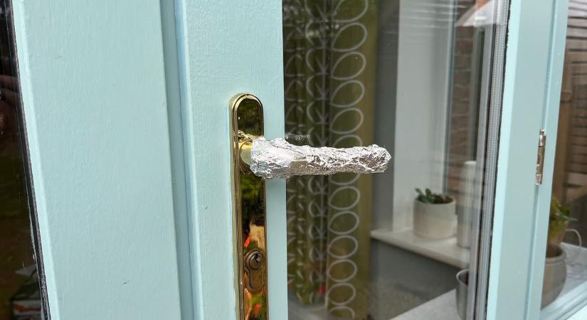 Ezért raknak sokan alufóliát a kilincsükre idén télen