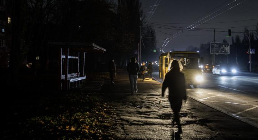 Sötétbe borul Ukrajna vasárnap, mert az orosz támadások lenullázták az áramtermelést