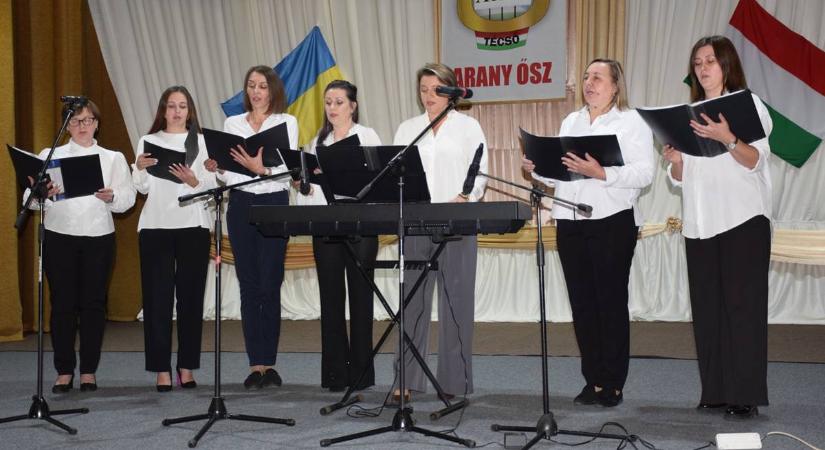Técsőn ismét megrendezték az Arany Ősz Kórus- és Néptánctalálkozót - Közös éneklés, a béke misztériuma