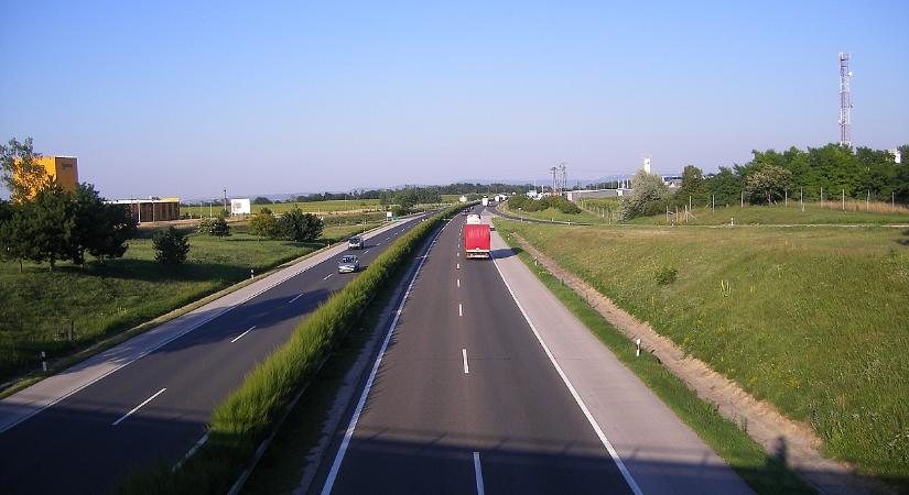 Szalagkorlátnak hajtott egy kisbusz az M1-es autópályán