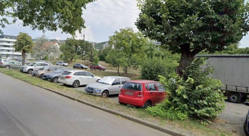 A klinikák körül kritikus a parkolási helyzet Pécsen!