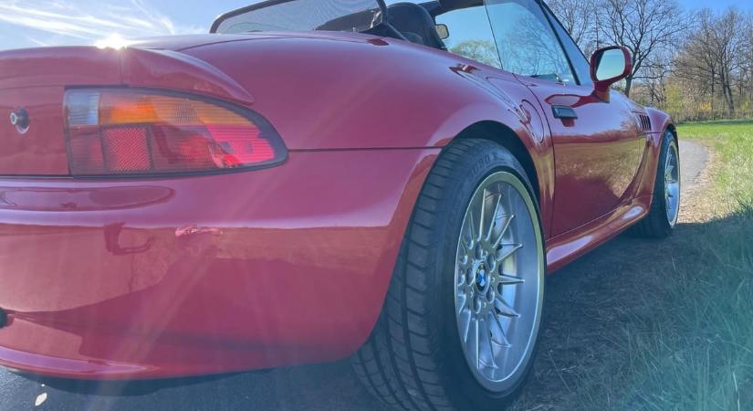 28 éves, de szinte vadonatúj BMW Z3-at kínálnak eladásra