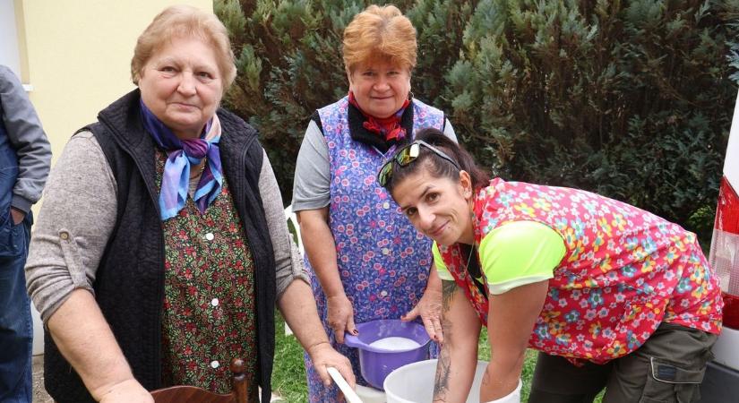 Ilyet is ritkán látni: otthonkákból nyílt kiállítás a zalai faluban - férfiak és nők egyaránt felöltötték a legendás nejlon ruhadarabot (galéria)