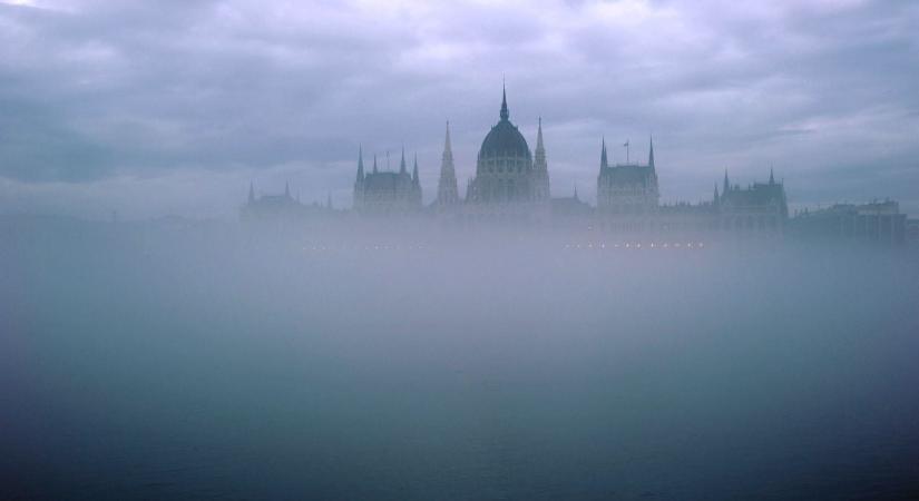 Kiadták a riasztást, 7 vármegyét totálisan beborít a tartós, sűrű köd