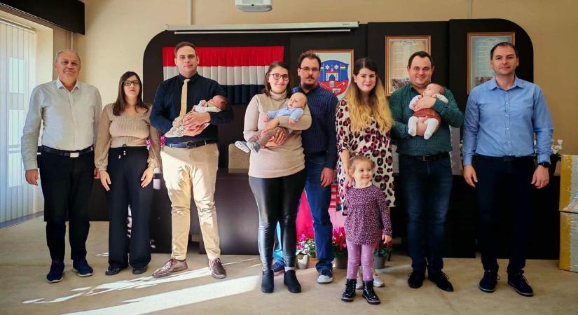 A kapuvári csecsemők szülei babacsomagot vehetnek át az önkormányzattól