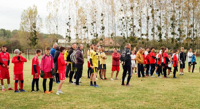 Öregfiúk és sztoriórák a Bakonyalja legsportosabb falujában, labdába rúgtak a helyiek is ( képgaléria)