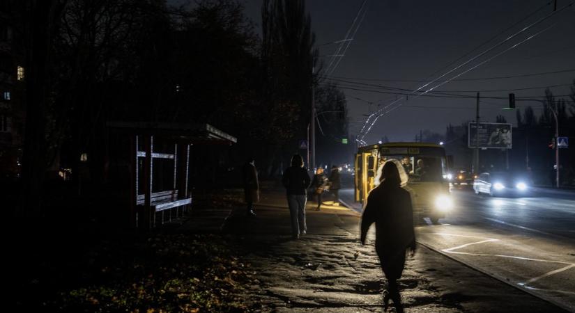 Az oroszok kiütötték az ukrán villamosenergia-, fűtő- és ivóvízrendszert, vasárnap 8-16 órás áramkimaradások lesznek