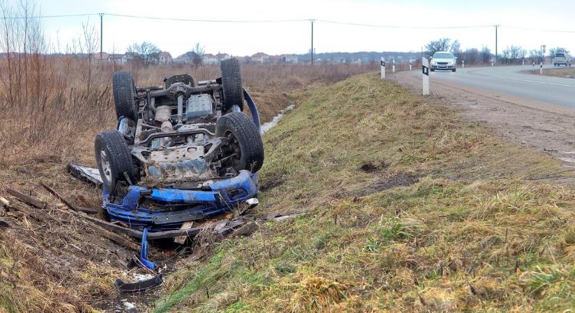 Új nap, új baleset: árokban végezte egy autó Szelevénynél, mentő is érkezett a helyszínre