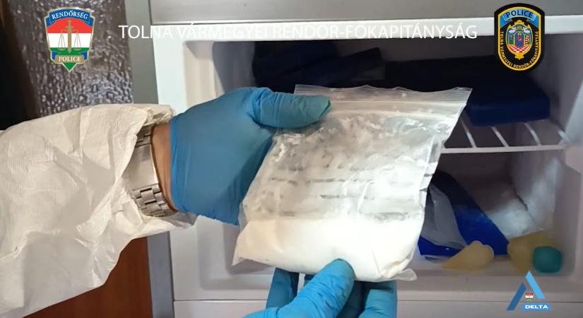 Drogokkal teli autót vezetett a díler, amikor lekapcsolták, érvényes jogosítványa sem volt