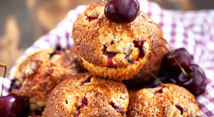 Puha rumos-meggyes muffin: tökéletes süti a délutáni kávéhoz