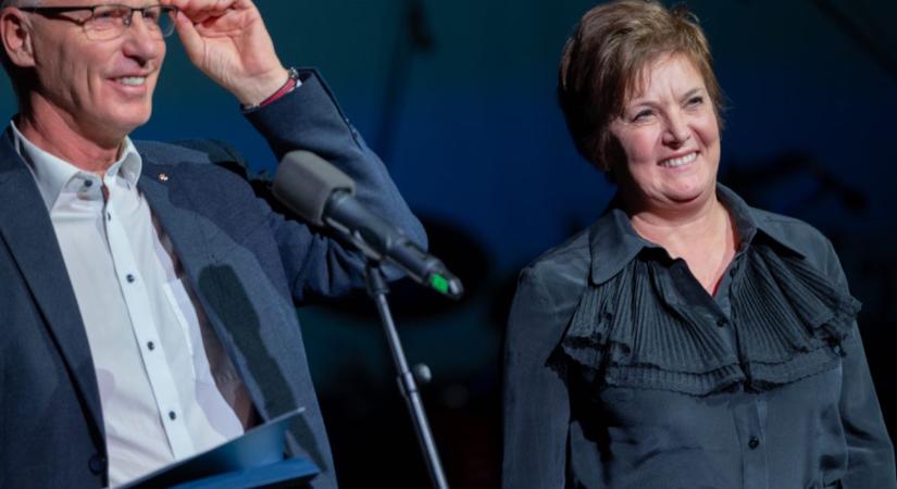 500 milliót ad a kormány „a dicsőítés missziójára”