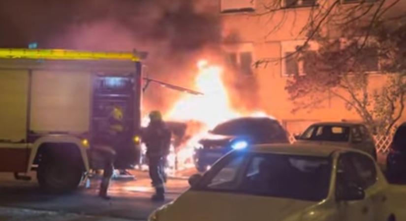 Hatalmas lángok Budapesten, több autó is féltékenység miatt borulhatott lángba