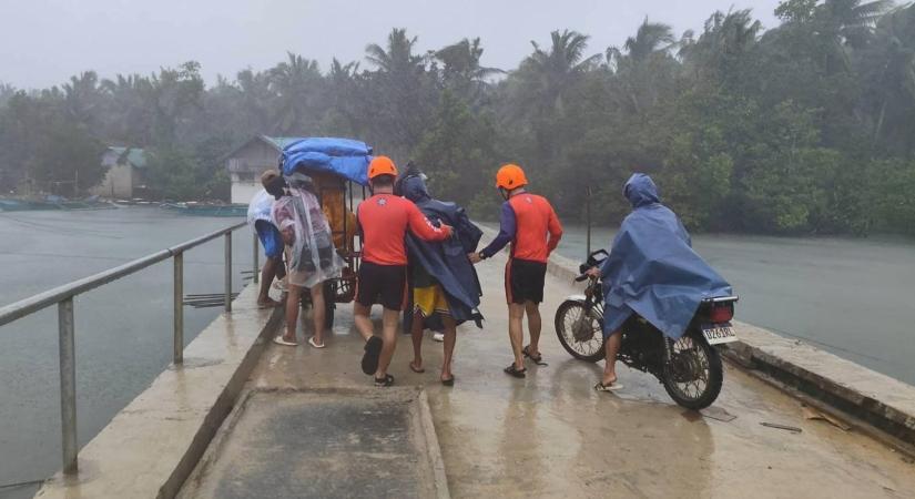 Szupertájfun csap le a Fülöp-szigetekre: közel egymillió ember menekül az ítéletidő elől